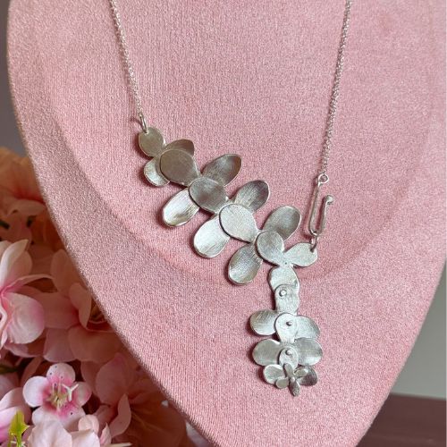 colar flor prata